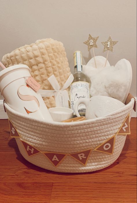 Wine And Spa Gift Basket, Womens Birthday Baskets, Gift Baskets Ideas For Women, Aesthetic Gift Basket Ideas, Neutral Gift Basket Ideas, Comfy Gift Basket Ideas, Pajama Gift Basket Ideas, Gift Basket Ideas For Women Birthday, Birthday Basket Ideas For Women