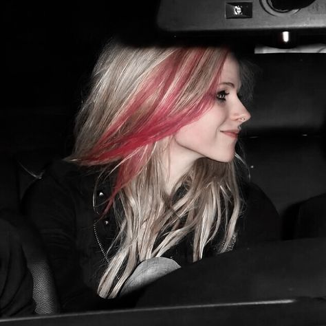 Pink Hair Y2k, Avril Lavigne Pfp, Y2k Punk Aesthetic, Pink Punk Aesthetic, Avril Lavigne Aesthetic, Hair Y2k, Avril Levigne, Avril Lavingne, Avril Lavigne Style