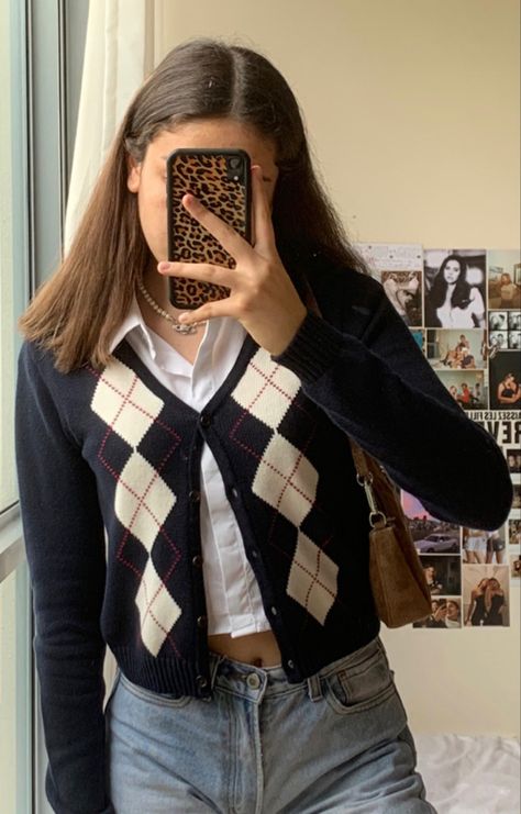 @juliaditecco Winter Cardigan Outfit, Preppy Mode, Gossip Girl Outfits, Cardigan Outfit, Uni Outfits, Aesthetic Look, Inspo Outfit, Cardigan Outfits, Newt