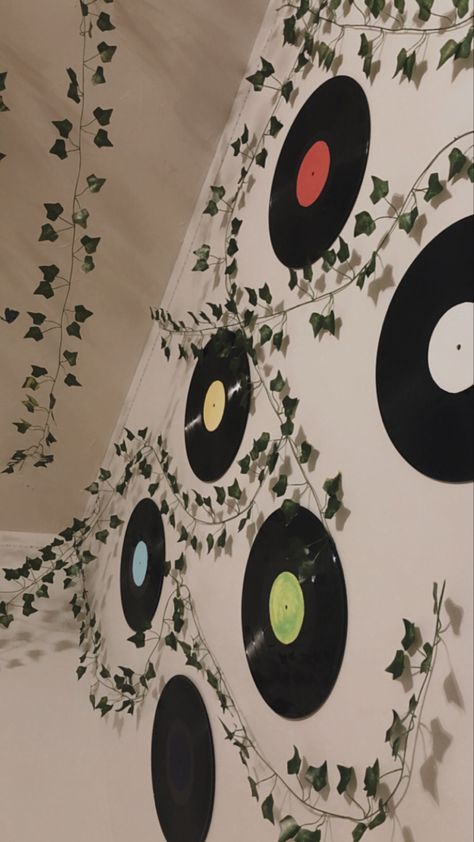 Room With Records On The Wall, Vinyl Disc Wall, Vinyls On Wall Aesthetic Bedroom, Discs On Wall, Disc Room Decor, Aestethic Room Vintage, Discs On Wall Aesthetic, Vintage Indie Bedroom, Record Disc Wall Decor