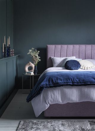 Cozy Bedroom Ideas For Couples Romantic, Blue And Purple Bedroom, Popular Bedroom Colors, Cozy Dark Bedroom, Bedroom Aesthetic Dark, Purple Bedroom Ideas, Dark Bedroom Aesthetic, Dark Cozy Bedroom, Bedroom Ideas Romantic