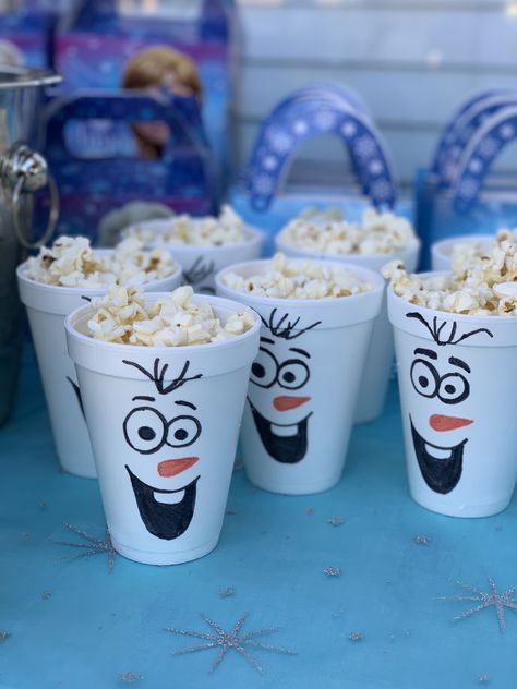 Frozen Themed Food, Frozen Birthday Party Food, Frozen 3rd Birthday, Frozen Party Games, Frozen Birthday Party Decorations, Kids Party Snacks, Olaf Birthday, Themed Snacks, Elsa Birthday Party