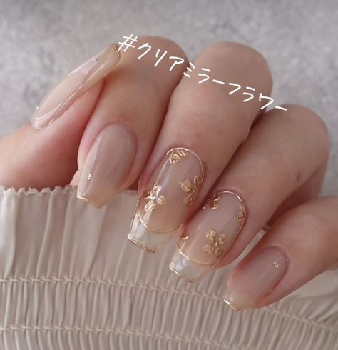 Creme Nails Design, Fall Nail Designs Wedding, Wedding Nails Vintage, Clear Elegant Nails, Chinese Wedding Nails For Bride, Almond Nails Wedding Guest, White Gold Manicure, Simple Ethereal Nails, Elegant Formal Nails