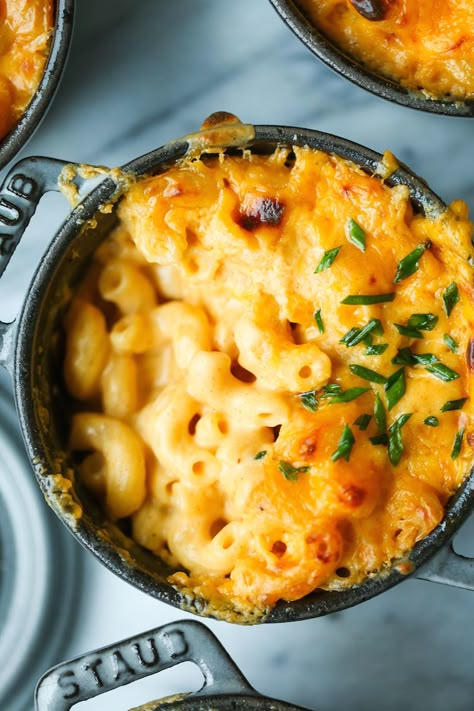 Mini Cocotte Recipe, Vegetarian Inspiration, Ramekin Recipe, Cocotte Recipe, Cheese Photography, Eyes Bigger, Entertaining Appetizers, Classic Mac And Cheese, Baked Mac And Cheese Recipe