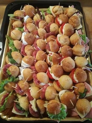 Mini panini da aperitivo Panini Appetizers, Mini Panini, Toasted Crostini, Mini Hamburgers, Mini Appetizers, Reception Food, Mini Sandwiches, Easy Party Food, Buffet Food