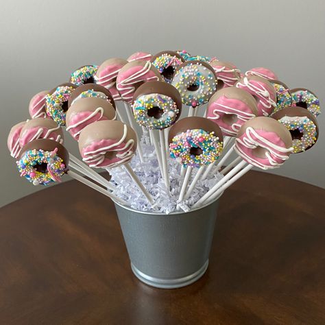 Donut Pop, Donut Cakepops, Donut Pops, Donut Cake Pops, Mini Donuts Decoration, Mini Donuts Ideas, Gateau Harry Potter, Donut Cupcakes, Donut Decorating Ideas