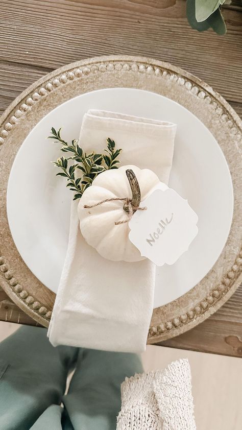 Thanksgiving Plate Settings, Thanksgiving Dinner Table Setting, Thanksgiving Place Setting, Thanksgiving Dinner Decor, Really Good Food, Simple Thanksgiving Table, Thanksgiving Home Decorations, Place Settings Thanksgiving, Lauren Mcbride