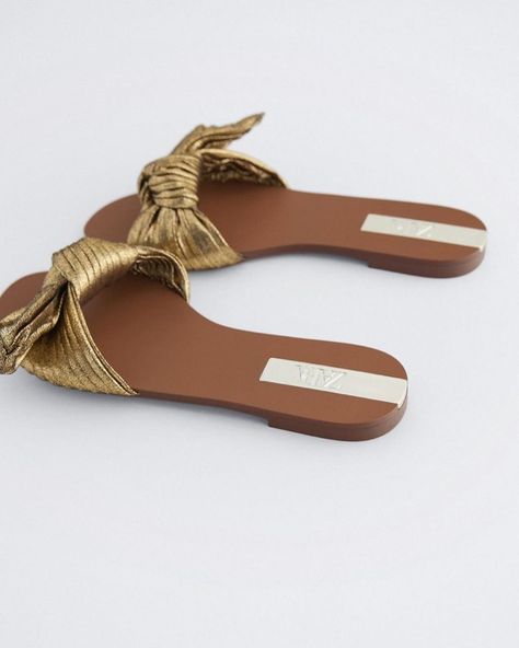 Z A R A FLAT SANDALS WITH BOW Front knot detail. Sizes:39 Price: 2,500 Colors: As shown. Disclaimer: Wardrobe Haven is not associated with this brand!! Sandals With Bow, Gold Flat Sandals, Golden Bow, Bow High Heels, Boots For Short Women, Mid Heel Shoes, Shoes Photography, Womens Mary Janes, Fashion Slippers