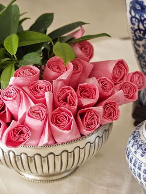 Beautiful Napkin Folding, Garden Party Recipes, Valentines Inspiration, Pink Napkins, Spring Dinner, Hari Valentine, Kentucky Derby Party, Derby Party, Napkin Folding