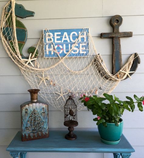 Fishnet Decorating Ideas, Beach Theme Porch, Fish Net Decor Ideas, Decorating With Fish Netting, Beach House Front Porch Coastal, Beach Theme Porch Ideas, Beach House Porch Decor, Sea House Decor, Fish Netting Decor Ideas