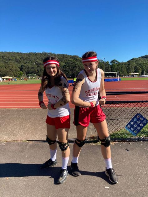 One Direction Dodgeball, Louis Tomlinson Halloween Costume, Harry Styles Inspired Costumes, Cordens Angels Costume, Harry Styles Inspired Halloween Costume, Niall Horan Costume Ideas, One Direction Costume Ideas, Halloween Costumes Harry Styles, One Direction Halloween Costumes