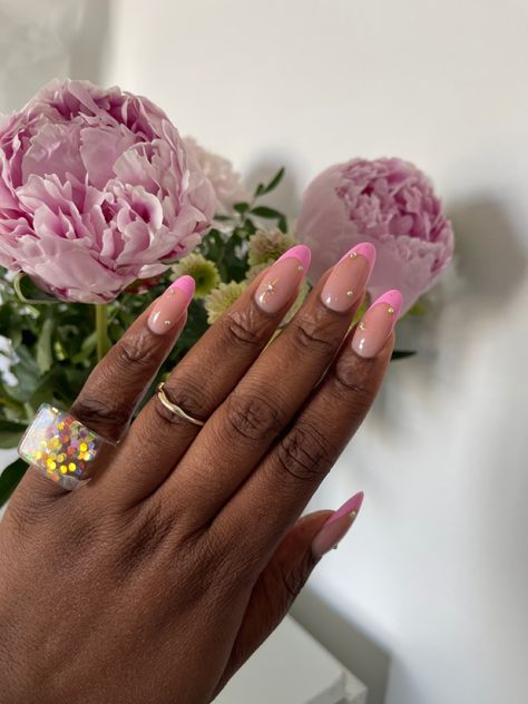 Pink Deep French Tip Nails, Acrylic Nails Coloured Tips, Pink French Tip Nails Black Women, Pink French Oval Nails, Spring Nails 2024 Trends French, Pink Oval French Tip Nails, Almond Nails Pink French Tip, Pink Almond French Nails, Pink Oval Acrylic Nails