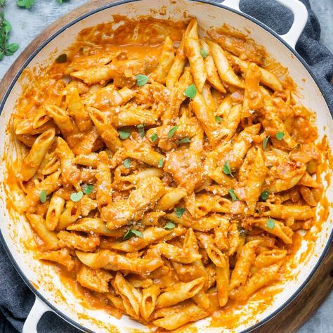 Chicken Penne alla Vodka is a 30 minute, restaurant quality pasta entree with lean chicken breast and penne pasta in a creamy tomato vodka sauce. Make chicken alla vodka for date night OR any weeknight and win hearts. Chicken Vodka Sauce, Chicken Penne Pasta, Vodka Sauce Recipe, Plan Board, Vodka Sauce Pasta, Penne Alla Vodka, Chicken Penne, Vodka Pasta, Alla Vodka