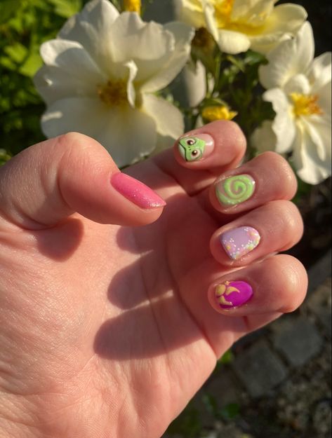 Vintage Nail Art Ideas, Repunzal Nail Ideas, Disney Princess Nails Aesthetic, Purple Rapunzel Nails, Disney Rapunzel Nails, Repunzal Tangled Inspired Nails, Tangled Nails Ideas, Disney Press On Nails, Pascal Nails