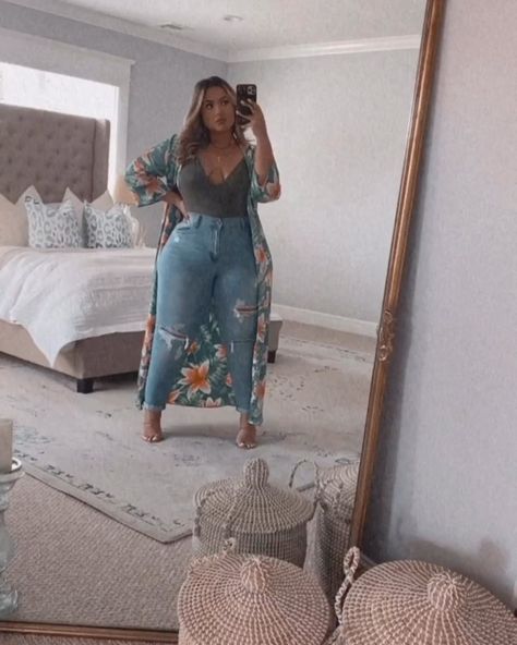 Kristal Heredia Outfits, Hairstylist Outfits, Plus Size Baddies, White Shorts Outfit, 2023 Lookbook, Girls Fun, Curvy Fashionista, Shorts Outfit, Oldies But Goodies