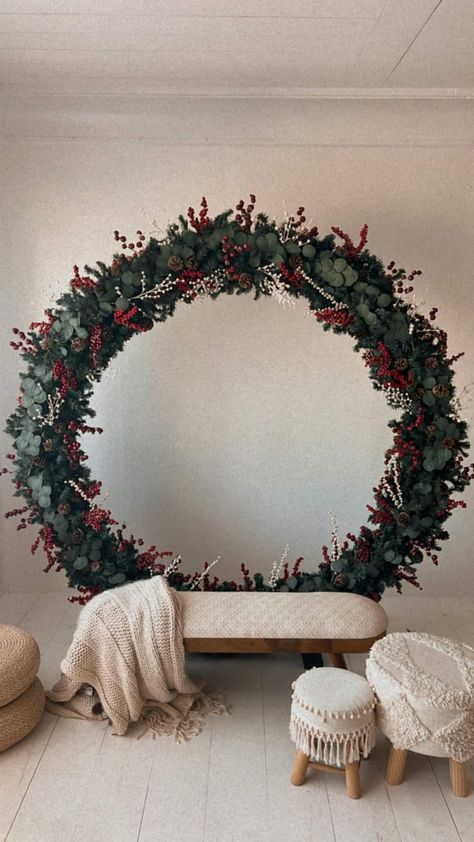 Christmas Photo Drop, Christmas Wreath Photo Backdrop, Christmas Photo Spot Ideas, Christmas Garland Photo Backdrop, Simple Christmas Minis Indoor, Christmas Photoshoot Backdrop Diy, Christmas Decor Ideas Photoshoot, Christmas Pictures Backdrop, Christmas Background For Photoshoot