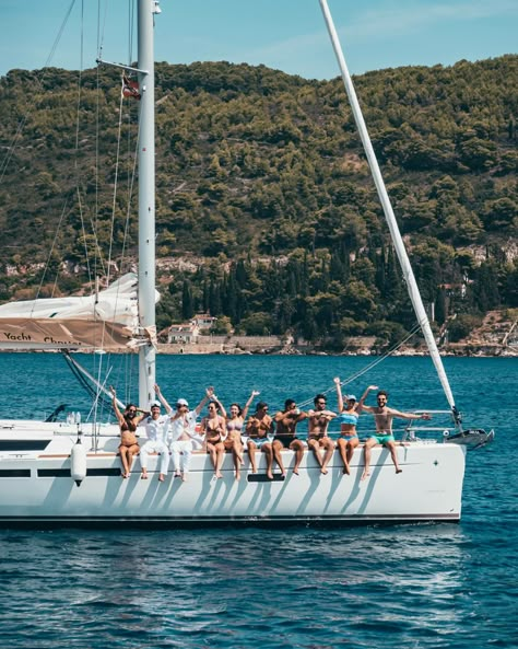 Catamaran Pictures Ideas Friends, Engagement Party Yacht, Catamaran Aesthetic, Croatia Yacht Week, Glass Igloo Hotel, Sailing Party, Sailing Aesthetic, Boat Photoshoot, Yacht Week