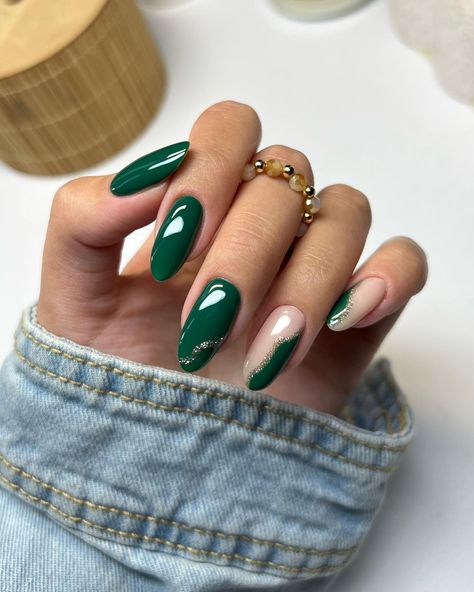 Nail Art Vert, Subtle Nail Art, Popular Nail Colors, Dark Green Nails, Green Nail Art, Pretty Nail Polish, Green Nail Designs, Cute Spring Nails, Makijaż Smokey Eye