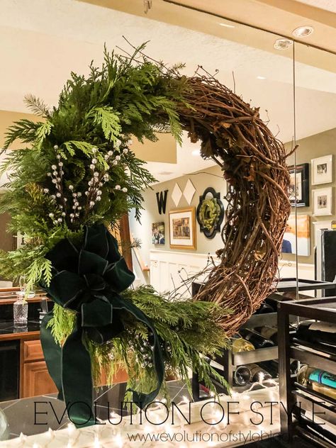 How to Make a Beautifully Simple Winter Wreath - Evolution of Style Live Christmas Wreaths, Live Wreath, Wreath Making Party, Wreath Decorating Ideas, Natural Christmas Wreaths, Winter Floral Arrangements, Living Wreath, Fall Decor Wreaths, Fun Wreath