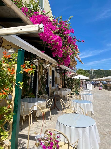 Cafe Beach Aesthetic, Kefalonia Aesthetic, Beach Cafe Aesthetic, Breakfast On The Beach, Aesthetic Greece, Healthy Cafe, Greece Fashion, Italy House, Breakfast Cafe