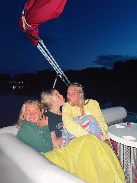 Lake House Friends, Pontoon Pictures, Boat Day Aesthetic Friends, Boat Sleepover, Pontoon Boat Aesthetic, Boat Days Aesthetic, Summer On A Boat, Boating With Friends, Boat Day With Friends