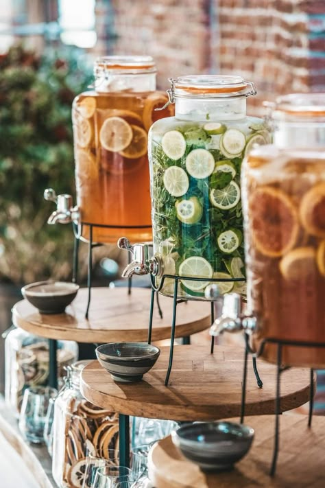 Reception Drinks Station, Drinks Reception Decor, Summer Wedding Drink Station, Drinks In Jars, Cocktail Drink Station, Cocktail Bar Wedding Drink Stations, Wedding Extras Ideas, Juice Bar Wedding, Wedding Refreshment Table