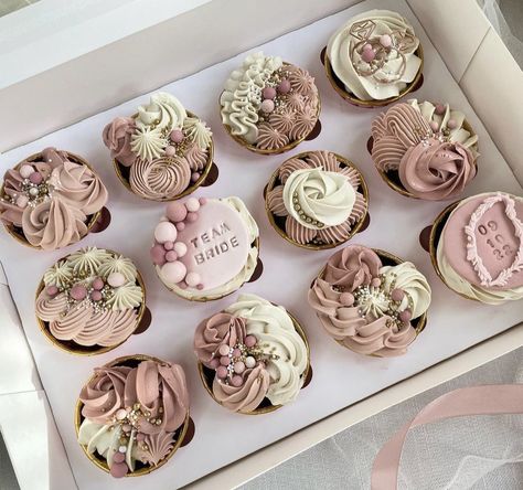 Dusty Pink Buttercream, Dusty Pink Cupcakes, Blush Pink Cupcakes, Elegant Cupcake Designs Pink, Pale Pink Cupcakes, Cupcake Icing Designs, Korean Cake, English Tea Party, Icing Design