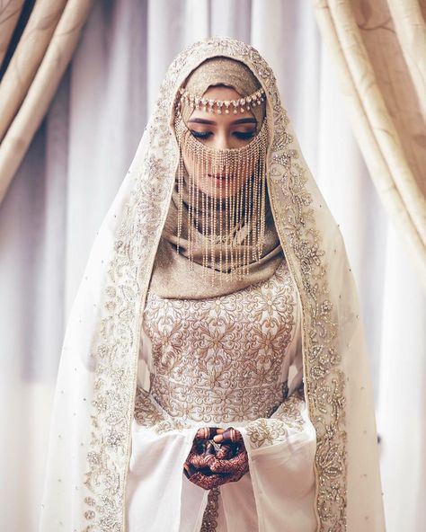 2,450 Likes, 69 Comments - Colossal Weddings (@colossalweddings) on Instagram: “Had amazing light for yesterday's solemnization with Mohamed & Farah. Such an emotional ceremony!…” Muslim Wedding Dress Hijab Bride, Hijabi Mode, Wedding Dress Hijab, Wedding Hijab Styles, Muslim Wedding Gown, Hijab Stile, Baju Kahwin, Hijabi Brides, Muslimah Wedding Dress