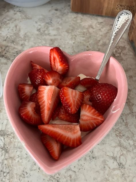 Wl Meals, Healthy Yogurt Breakfast, Heart Shaped Snacks, Snack Aesthetic, Bowl Aesthetic, Yoghurt Bowl, Strawberry Bowl, Strawberry Heart, Baking Bowl