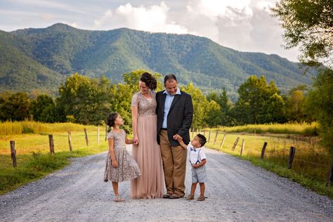 4 Gatlinburg Locations to take Family Pictures on vacation to the Smoky Mountains. Pictures On Vacation, Mountain Photoshoot Ideas, Mountains Photoshoot, Bacon Photography, Mountain Photo Ideas, Mountain Portraits, Mountain Family Photos, Mountain Photoshoot, Summer Family Pictures