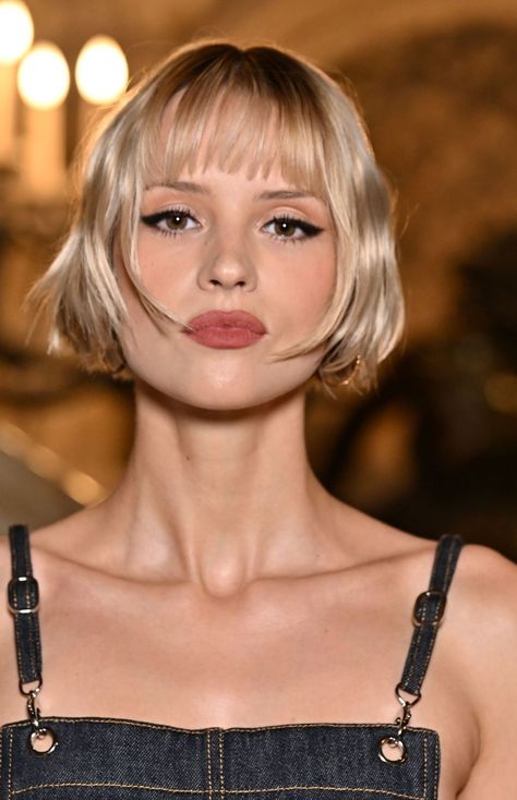 Super Short Blonde Bob, Bobby Haircut, Short Blonde Bob With Bangs, Fancy Haircut, 60s Short Hair, Blond Bobs, Blonde Bob With Fringe, Blonde Bob With Bangs, Dietitian Recipes