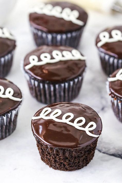 These Homemade Hostess Cupcakes elevate a mass-produced treat into something truly special and decadent. A super moist chocolate cupcake is filled with a light marshmallow filling and covered in chocolate ganache, then frosted with a swirl of vanilla icing! #cupcakes #hostesscupcakes #cupcakerecipes #easycupcakerecipes #bestcupcakerecipes #marshmallowfilling #chocolateganache #vanillaicing Cream Filled Cupcakes, Life Love And Sugar, Easy Cupcakes Decoration, Marshmallow Filling, Icing Cupcakes, Hostess Cupcakes, Chocolate Cupcakes Moist, Chocolate Ganache Frosting, Cooking Substitutions