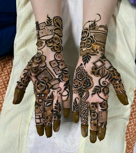 Front Hand Mehndi Design, Tattoos Drawing, Front Hand Mehndi, Front Mehndi Design, Floral Henna Designs, Hand Mehndi Design, Henna Stencils, Latest Henna Designs, Simple Mehndi Designs Fingers