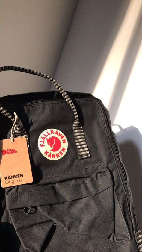 Black Kanken Aesthetic, Fjallraven Kanken Black, Kanken Aesthetic, Dream Backpack, Grunge Backpack, Kanken Bag, Mochila Fjallraven Kanken, Kanken Classic, Backpack Fjallraven