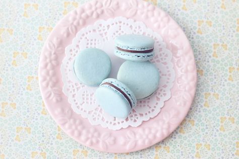 Grey Macarons, Nutella Macarons, Vanilla Macarons, Peanut Butter Nutella, Milk Chocolate Ganache, Macaron Flavors, French Dessert, Macaron Recipe, Japanese Candy