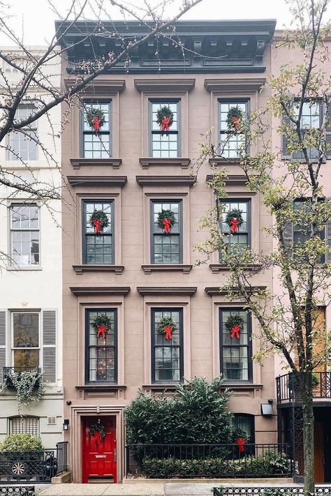 Exterior Christmas Decorations, New York Townhouse, Outdoor Christmas Wreaths, Christmas Wreath Decor, Townhouse Exterior, Christmas Lights Outside, Exterior Christmas, Kitchen Christmas Gifts, Christmas Light Displays