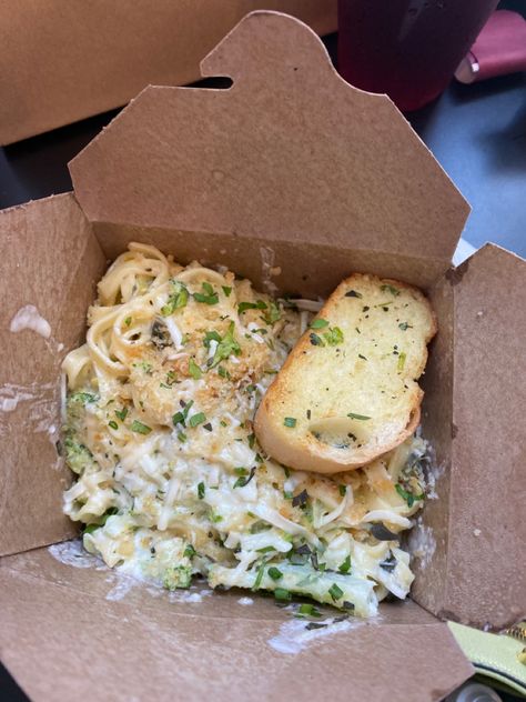 Fettuccine Alfredo from a food truck with a bay garlic bread. Pasta Food Truck, Italian Food Truck, Food Truck Aesthetic, Pasta To Go, Pasta Garlic, Food Truck Food, Pasta Shop, Food Truck Menu, Dinner Summer