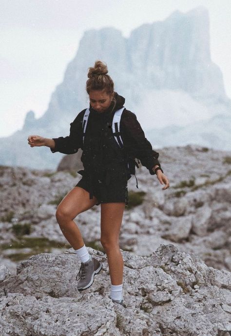 Coastal Hiking Outfit, Hiking Outfit Midsize, Norway Hiking Outfit, Alaska Outfits Summer, Rainy Hiking Outfit, Wander Outfits, Cold Hiking Outfit, Hiker Aesthetic, Walking Outfit Outdoor