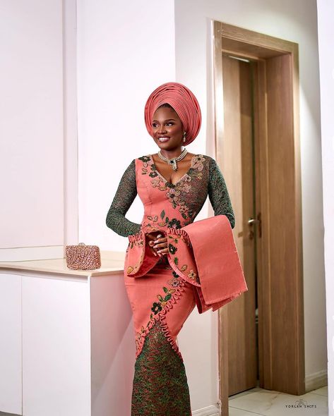 Omo! This is a whole look!🧡🧡🧡🧡🧡🧡✨✨✨✨✨. @jenni_frank bodied this dress🤍🥰. . . FOLLOW @journalofafashionaddict FOR MORE FASHION INSPIRATIONS. . . Fashion Stylist: @nicolasthestylist Makeup artist: @paul_glam Photography: @yorlahshots Aso-Oke Outfit: @a1clothings Jewelry/accessories: @beadsbyhayolar Gele:@gele_by_jerry . Z#asooke#owambe#asoebistyles #asoebistyleslace #asoebistyleslayer #asoebistylespiration explorefashion#style#fashion#ootd#grwm#journalofafashionaddict #naijacelebrity Yoruba Wedding Attire, Yoruba Attire, Nigerian Traditional Dresses, Lace Styles For Wedding, Yoruba Bride, Boubou Styles For Women, African Party Dresses, Nigerian Lace Styles, Yoruba Wedding