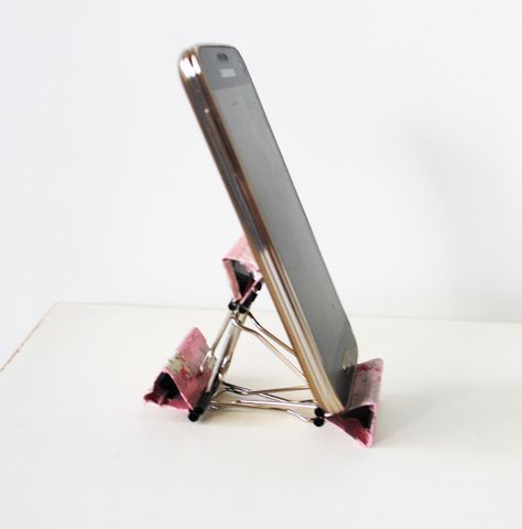 An easy and fun way to make a smart phone stand out of binder clips and washi tape! Photo tutorial! Diy Desk Organization Ideas, Diy Cell Phone Stand, Diy Desk Organization, Diy Headphone Stand, Desk Organization Ideas, Diy Phone Stand, Diy Standing Desk, Diy Headphones, Desk Phone Holder