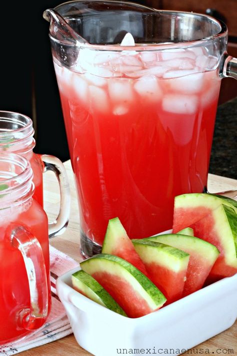 Agua Fresca de Sandía – Una Mexicana en USA Agua Fresca Recipe, Mexican Sweets, Rainbow Board, Authentic Mexican Recipes, Mexican Drinks, Refreshing Drinks Recipes, Keto Drink, Agua Fresca, Homemade Drinks