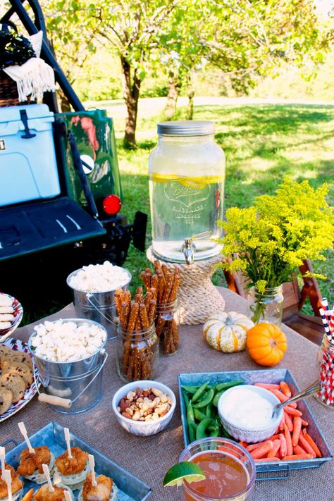 16 Tailgating Party Ideas for Fall 2017 - How to Throw the Best Tailgate Party Tailgate Menu, Football Tailgate Party, Tailgate Party Food, Tailgate Decorations, Tailgate Ideas, Tailgate Essentials, Batch Cocktails, Football Tailgate, Tailgating Recipes