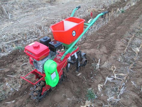 Mini crawler planter driven by gasoline engine. Attachment are adjustable for mini plough, mini cultivator. www.zzhuayo.com Whatsapp+86 15937122418 Mini Tiller, Power Tiller, Corn Seed, Gasoline Engine, Riding Lawnmower, Planting Seeds, Lawn Mower, Agriculture, Outdoor Power Equipment