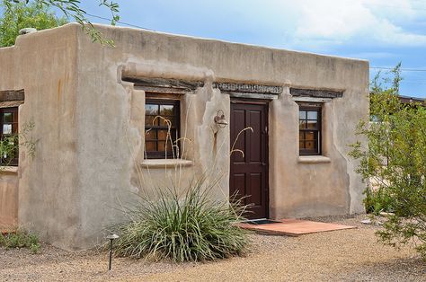 The Adobe House by xTexAnne, via Flickr ©Dianne White Adobe House Exterior, New Mexico Style Home, Desert Home Exterior, Arizona Homestead, Pueblo Style House, Modern Adobe House, Mexico Houses, Tucson Style, Santa Fe Style Homes