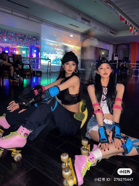 Rollerskating Aesthetic Outfit, Rollerskating Aesthetic, Rollerblading Aesthetic, Skater Photoshoot, Best Friend Activities, Friend Activities, 90s Party, Summer Plans, Random Ideas