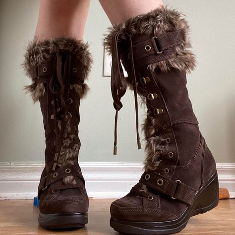 Hippie Winter Shoes, Fur Boots Aesthetic, Brown Demonia Boots, Brown Fur Boots Outfit Y2k, Cute Boots Fur, Bear Boots, Chocolate Brown Boots, Cute Winter Boots, Brown Fur Boots