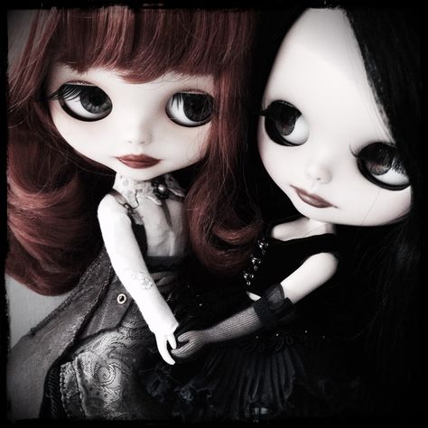 2 Blythe Dolls Together, Two Blythe Dolls, Gothic Blythe Doll, Goth Blythe Dolls, Possessed Aesthetic, Blythe Dolls Cute, Friend Icon, Doll Icon, Friends Vibe