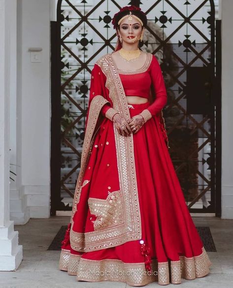 Royal Blue Lehenga, Plain Lehenga, Indian Wedding Reception Outfits, Wedding Reception Outfits, Fancy Dress Material, Lehenga Inspiration, Lehenga Sari, Red Bridal Lehenga, Hairstyle Indian Wedding