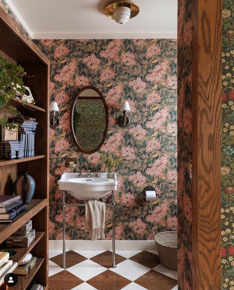 English Country Interior Design, Interior Design Country, English Country Interiors, English Cottage Kitchens, Small Bathroom Wallpaper, Architecture Restaurant, Country Interior Design, Casa Loft, Bookcase Door