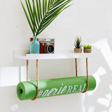 DIY yoga mat holder - #AerieREAL Life Diy Yoga Mat Holder, Sala Zen, Diy Yoga Mat, Ikea Deco, Yoga Corner, Home Yoga Room, Diy Yoga, Yoga Mat Holder, Shelf Decor Bedroom